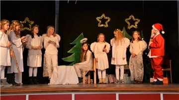 Schulkinder führten in der Aula der Grundschule weihnachtliche Theaterstücke bei der Nikolausfeier des Bürgervereins auf.