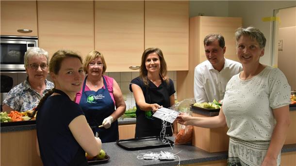 Das Foto zeigt die Schnibbeldamen zusammen mit Schulleiter Sven Evers und und der Fördervereinsvorsitzenden Petra Renk. 