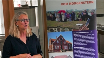 Schulleiterin Sabine Peter bei der Begrüßung der Mitglieder des Heimatbundes. Der neue Roll-up der Männer vom Morgenstern ist Teil des Preises, mit dem der Heimatbund ausgezeichnet worden ist.