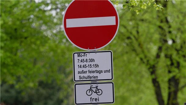 Für die Sicherheit: Elterntaxis werden ausgebremst Schulstraßen können ein Mittel sein, Elterntaxis einzudämmen. (Archivbild)