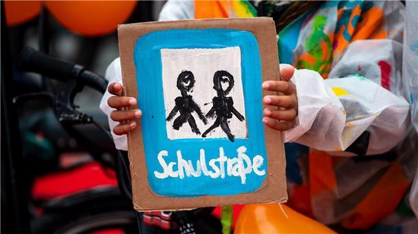 Für die Sicherheit: Elterntaxis werden ausgebremst Schulstraßen sind temporär für motorisierte Fahrzeuge gesperrte Straßen vor Schulen. (Archivbild)