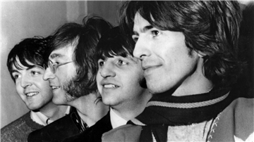 Schulter an Schulter auf der Bühne und häufig auch auf den Sitzen ihrer bisweilen skurrilen Autos: The Beatles mit Paul McCartney (von links), John Lennon, Ringo Starr und George Harrison.