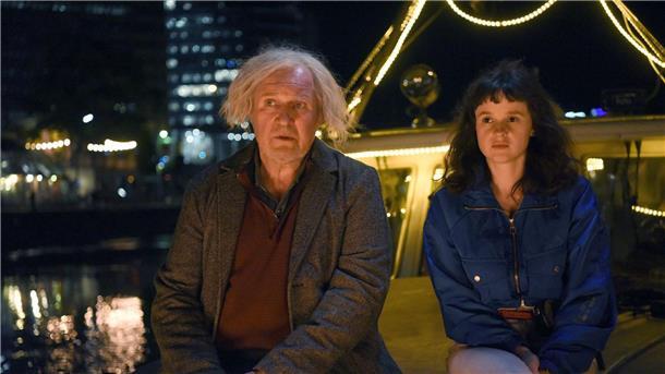 Dieses Duo schickt der Himmel: Eine Engel-Komödie im Ersten Schutzengel Oskar (Harald Krassnitzer) und seine Auszubildende Mira (Maresi Riegner) in einer Szene des Films „Engel mit beschränkter Haftung“. Die Komödie läuft am 4.12. im Ersten.