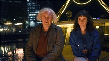 Schutzengel Oskar (Harald Krassnitzer) und seine Auszubildende Mira (Maresi Riegner) in einer Szene des Films „Engel mit beschränkter Haftung“. Die Komödie läuft am 4.12. im Ersten.
