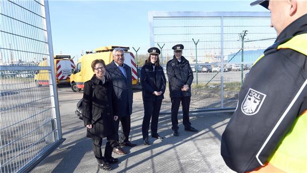 Schwachstelle im Hafen geschlossen (von links): Claudia Schilling und Melf Grantz sowie vom Zoll Astrid Böttcher, stellvertretende Leiterin Hauptzollamt Bremen, und Andreas Heuer, Leiter des Zollamtes Bremerhaven.