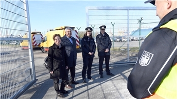 Schwachstelle im Hafen geschlossen (von links): Claudia Schilling und Melf Grantz sowie vom Zoll Astrid Böttcher, stellvertretende Leiterin Hauptzollamt Bremen, und Andreas Heuer, Leiter des Zollamtes Bremerhaven.