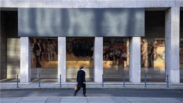 Schwarzes Tuch: Eine Spruchtafel am Bundesfinanzministerium wurde verhüllt.
