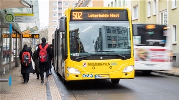 Bus an Haltestelle. 