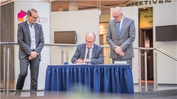 Schwedischer Botschafter trägt sich im Klimahaus Bremerhaven ins Goldene Buch der Stadt ein.