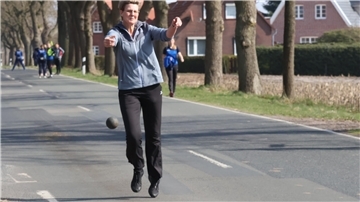 Vanessa Müller beim Boßel-Wettkampf zwischen dem KBV Kreuzmoor/Bekhausen und dem KBV Schweewarden.