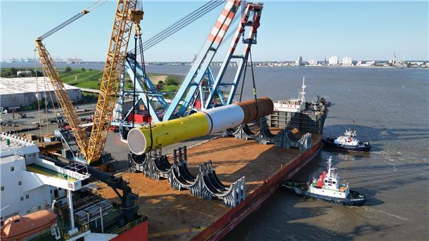 Monopile wird verladen