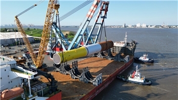 Monopile wird verladen