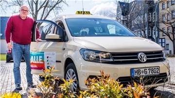 Schwere Zeiten für Taxiunternehmen: Sie wünschen sich die Erlaubnis, die Tarife zu erhöhen. Im Bild: Taxifahrer Gustav Klitsch.