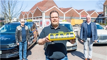 Schwere Zeiten für Taxiunternehmen während des Corona-Lockdowns im April 2021. Das wissen (von links) die Taxifahrer Werner Krüger, Michael Brümmer und Stefan Gödeke nur allzu gut.