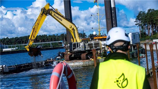 LNG-Terminal: Marine sucht Ostsee nach alter Munition ab Schweres Gerät ist auf der Baustelle des LNG-Terminal im Industriehafen Lubmin im Einsatz.