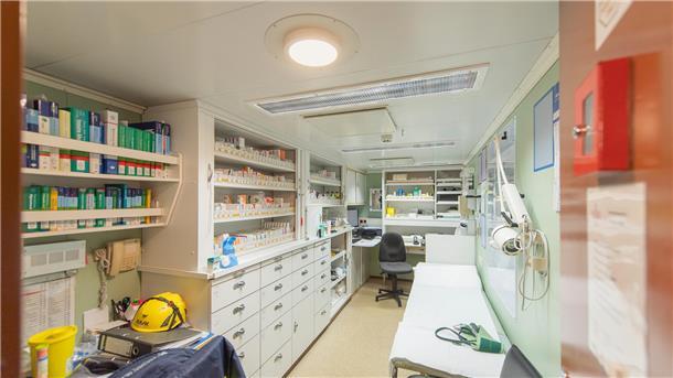 OP-Saal, Kachelofen, Pinguin-Deko: Blick ins Innere der „Polarstern“ Schwimmende Apotheke: Der medizinische Behandlungsraum der „Polarstern“. Hier gibt Schiffsärztin Petra Gößmann-Lange auch Tipps gegen Seekrankheit. Merke: Vor Beginn der Fahrt angelegt, kann ein Scopolamin-Pflaster helfen, danach empfiehlt die Fachfrau Vomex-Zäpfchen oder Ruhe und Verzicht auf Bildschirmarbeit.