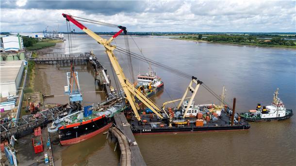 Bergungserfolg in Brake: Schiff sicher an der Nordpier Schwimmkräne heben den havarierten Schiffsbelader im Braker Hafen.