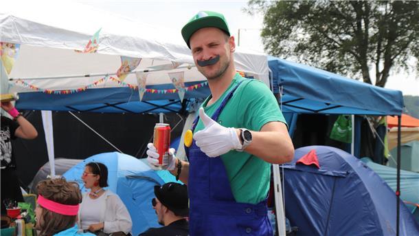 Das sind die besten Kostüme auf dem Hurricane-Festival 2024 Sebastian aus Münster ist als Luigi auf dem Hurricane. Mario ist wohl noch im Zelt, hat er gesagt.