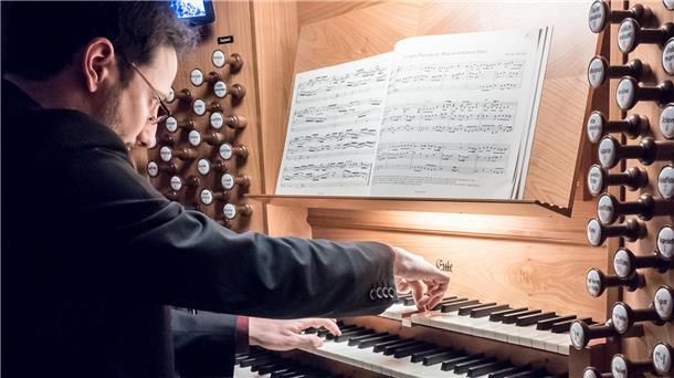 Heimspiel für Sebastian Bethge an der berühmten Langwarder Orgel Sebastian Bethge ist an diesem Freitag beim Langwarder Orgelsommer zu hören.