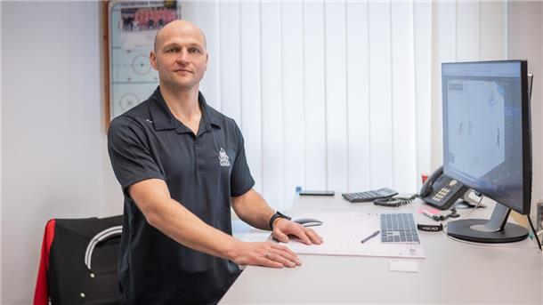 Sebastian Furchner,  sportlicher Leiter der Fischtown Pinguins, steht in seinem Büro.