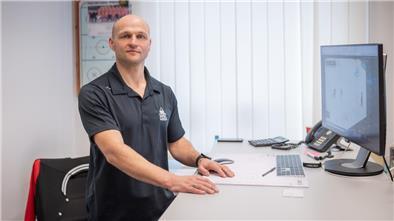 Sebastian Furchner,  sportlicher Leiter der Fischtown Pinguins, steht in seinem Büro.