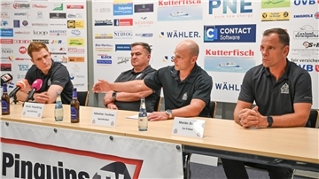 Neuer Pinguins-Trainer Sulzer wurde schon seit zwei Jahren auf Job vorbereitet Sebastian Furchner (Zweiter von rechts) und Hauke Hasselbring stellen Alexander Sulzer (links) und Marian Bazany (rechts) als neues Trainerteam der Fischtown Pinguins vor.