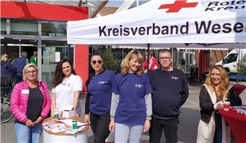 Sechs haupt- und ehrenamtliche Mitarbeiter des Deutschen Roten Kreuz informierten vor dem Famila-Center über die Angebote des DRK.