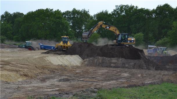 Containerdorf und Kabellager: Das hat TenneT in Zeven geplant Sechs Hektar misst das Grundstück, auf dem derzeit Mutterboden abgetragen und Sand für den Kabellagerplatz aufgefahren wird.