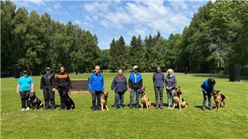 Frühjahrsprüfung im Schäferhundverein: Alle Hunde bestehen Prüfung Sechs Schäferhunde wurden in den verschiedenen Prüfungsstufen vorgestellt. Es erreichten alle Schäferhundefreunde und ihre Hunde das Prüfungsziel.