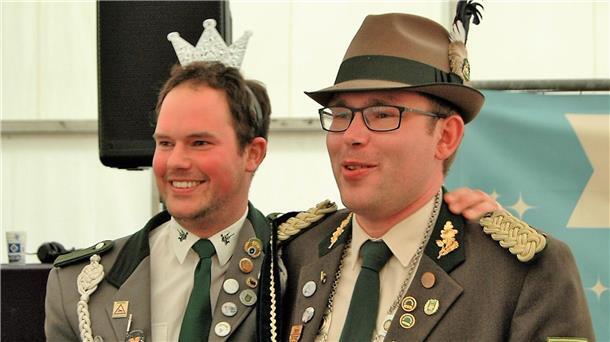 Seedorfs Schützenkönigspaar Rainer Borchers (rechts) mit seinem Lebensgefährten und künftigen Ehemann Heiko Philipp
