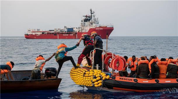 Seenotretter unter Alternativen Nobelpreisträgern 2023 Seenotretter der europäischen Hilfsorganisation SOS Méditerranée retten schiffbrüchige Migranten.