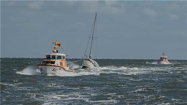 Seenotretter bergen Vater und Sohn vor Baltrum aus Notlage Seenotretter im Einsatz auf der Nordsee – vor Baltrum brachten sie zwei Segler in Sicherheit.