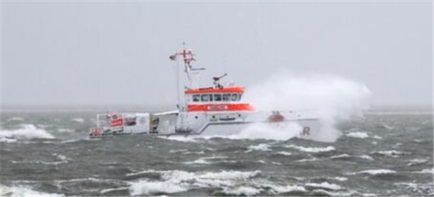 Seenotrettungskreuzer HAMBURG im Sturmeinsatz vor Borkum (Archivbild)