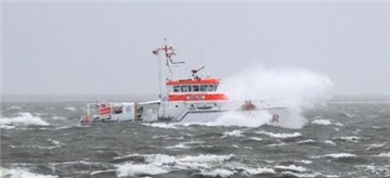 Seenotrettungskreuzer HAMBURG im Sturmeinsatz vor Borkum (Archivbild)