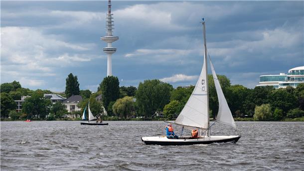 Segeln auf der Alster: Den Deutschen bleibt weniger Zeit für Freizeitaktivitäten.
