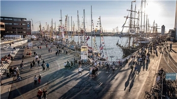 Segler liegen an zwei Kajen im Hafen von Esbjerg (Dänemark)