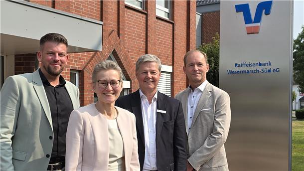 Vorstand sieht Raiffeisenbank Wesermarsch-Süd für Zukunft gut aufgestellt Sehen die Raiffeisenbank Wesermarsch-Süd die Zukunft gut aufgestellt (von links): Sebastian Ost (bald im Vorstand), Christiane Thürlings (Vorstand), Gerd Borchardt (scheidender Vorstand) und Aufsichtsratsvorsitzender Hans Conze-Wichmann.