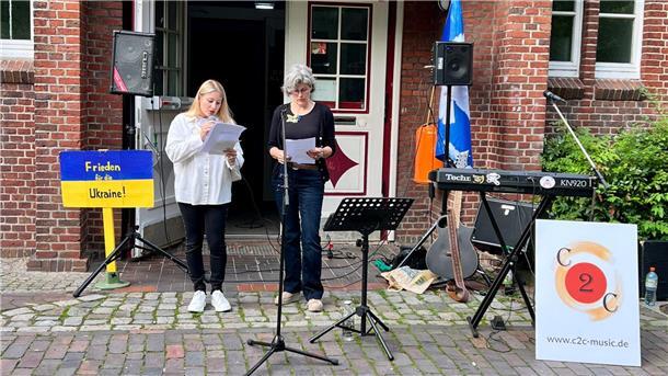 Sehr bewegend war die Rede von Doris Ammermann und Olena Palahnyuk (links).