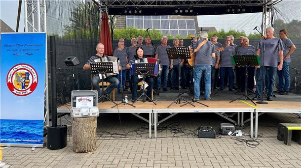 Gerstensaft, Ballonfahrten und Oldtimer: So liefen die Biertage in Abbehausen Shantychor singt auf Bühne
