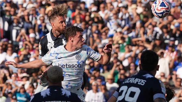 Ramos trifft per Kopf - Spaniens Altstar jubelt bei Club-WM Sein Kopfballspiel war schon immer Weltklasse: Sergio Ramos (hinten).