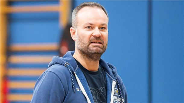 Sein letzter öffentlicher Auftritt als Geschäftsführer der Eisbären. Nils Ruttmann bei der Autogrammstunde nach Ende der Saison, die mit dem Verpassen der Playoffs sportlich enttäuschend verlief.