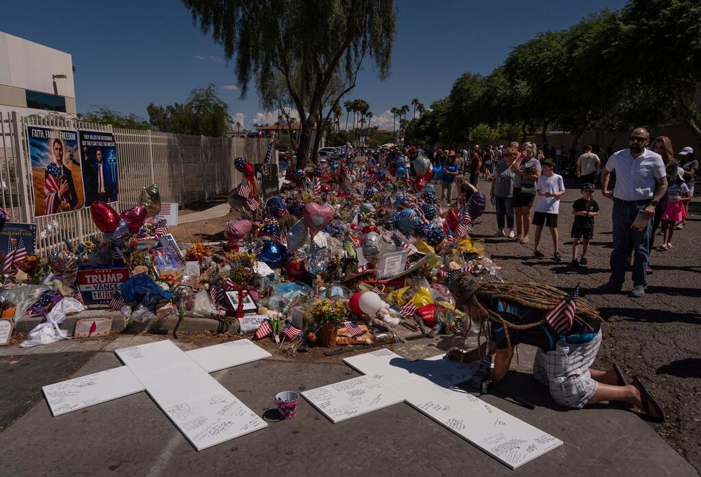 Hohe Sicherheitsvorkehrungen bei Kirk-Trauerfeier in Arizona Sein Organisation Turning Point USA bat Besucher der Trauerfeier um Spenden statt Blumen.