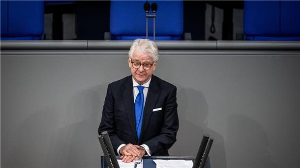 „Sei a Mensch“ - Holocaust-Gedenken im Bundestag Sein Vater überlebte die Schoah. Marcel Reif spricht für die zweite Generation der Opfer.