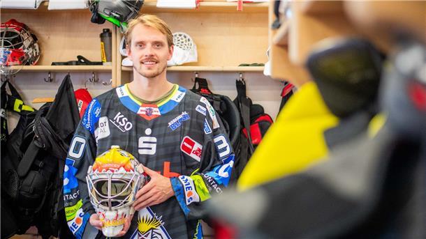 Seine alte Torhütermaske aus der Saison 2019/20 hat Rückkehrer Kristers Gudlevskis noch.
