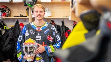 Seine alte Torhütermaske aus der Saison 2019/20 hat Rückkehrer Kristers Gudlevskis noch.