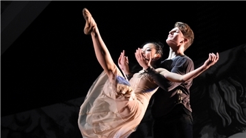 Seine Lieblingsrolle, den Romeo, tanzte Ilario Frigione 2018 im Ballett „Romeo und Julia" von Serge Prokofieff. Hier ist er im Pas de deux mit Ting-Yu Tsai als Julia zu sehen.