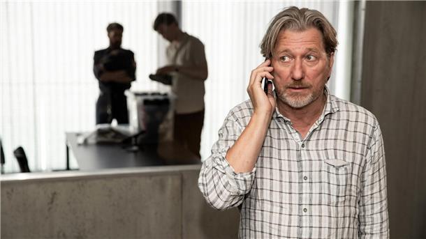 Seine Rolle steht nun stärker im Mittelpunkt: Hubert Mur (Michael Fitz) telefoniert auf der Wache.