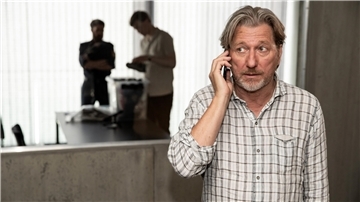 Seine Rolle steht nun stärker im Mittelpunkt: Hubert Mur (Michael Fitz) telefoniert auf der Wache.