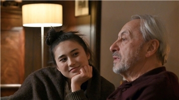 Seine Tochter Yoko (Julia Strowski) fühlt sich jetzt bei Hannes Markert (Wolfgang Stumph) zuhause.