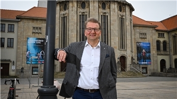 Seine Wahl zum kommenden Intendanten des Stadttheaters ist scharf kritisiert worden: Lars Tietje.